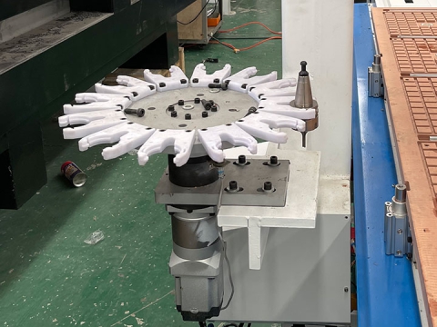 自動(dòng)旋轉(zhuǎn)式換刀裝置數(shù)控銑床加工中心