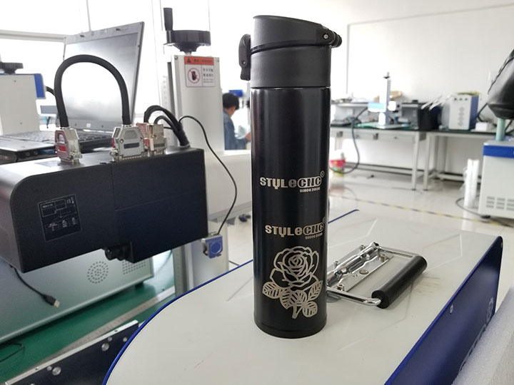 帶旋轉(zhuǎn)附件的粉末涂層杯子激光雕刻 帶旋轉(zhuǎn)附件的粉末涂層杯子激光雕刻