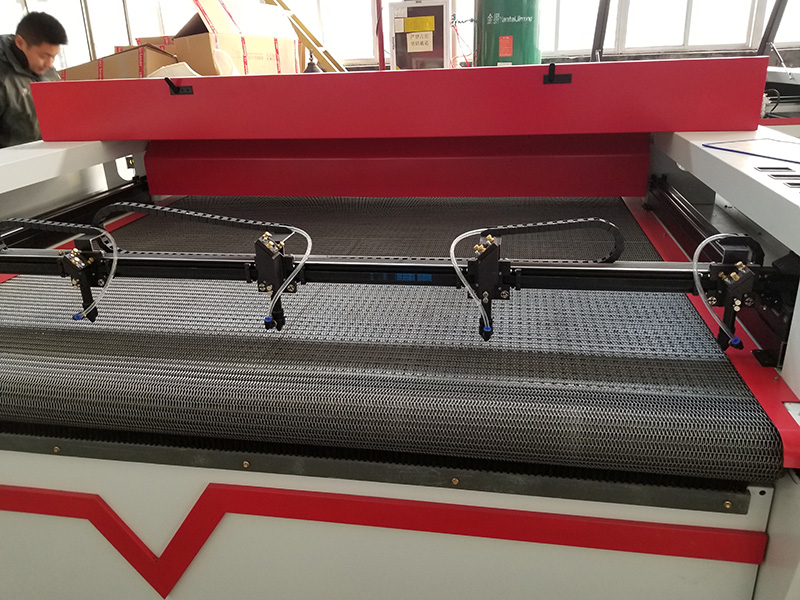 激光布料切割機的 4 個激光頭