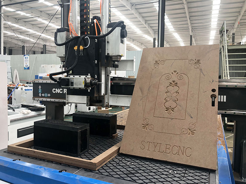 工業(yè) 4x8 用于木門制造項(xiàng)目的數(shù)控雕刻機(jī)