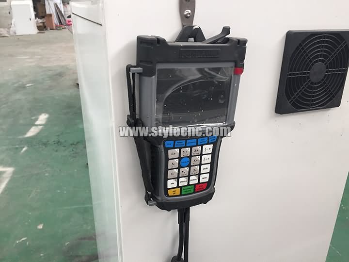 帶自動換刀裝置 (ATC) 的小型數控雕刻機