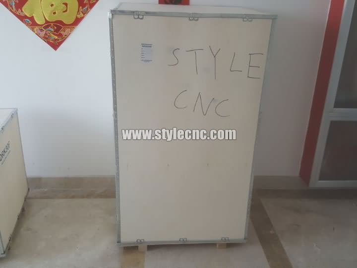 膠合板包裝 30W MOPA光纖激光打標系統發貨塞爾維亞