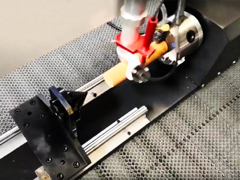 如何使用激光雕刻切割機的旋轉(zhuǎn)附件? 如何使用激光雕刻切割機的旋轉(zhuǎn)附件?