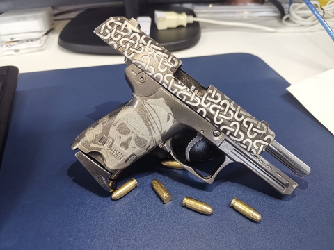 如何使用光纖激光深雕機 DIY 定制槍支？